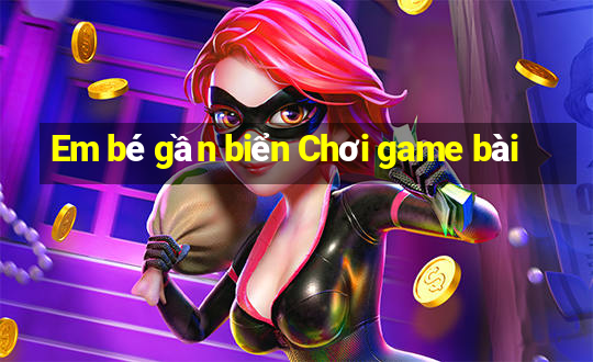 Em bé gần biển Chơi game bài