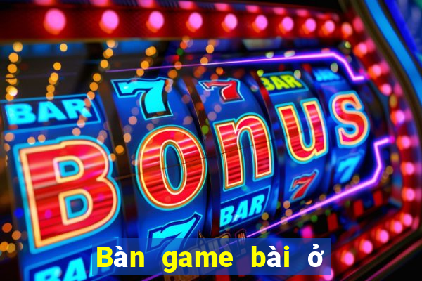 Bàn game bài ở cửa Đại Lộc