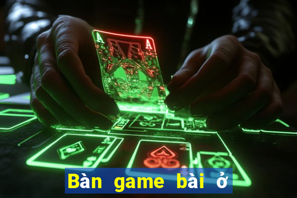 Bàn game bài ở cửa Đại Lộc