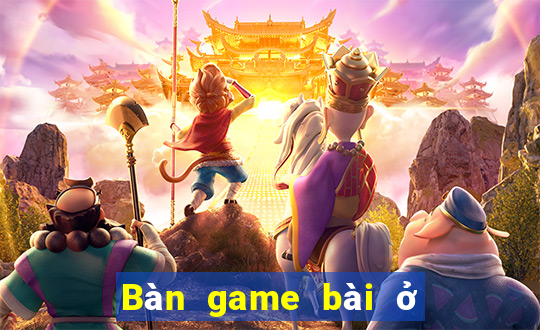 Bàn game bài ở cửa Đại Lộc