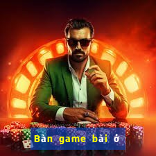 Bàn game bài ở cửa Đại Lộc