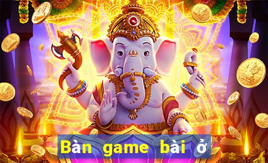 Bàn game bài ở cửa Đại Lộc