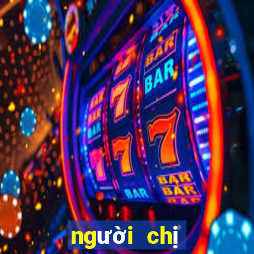 người chị đang chơi game bị em đòi máy