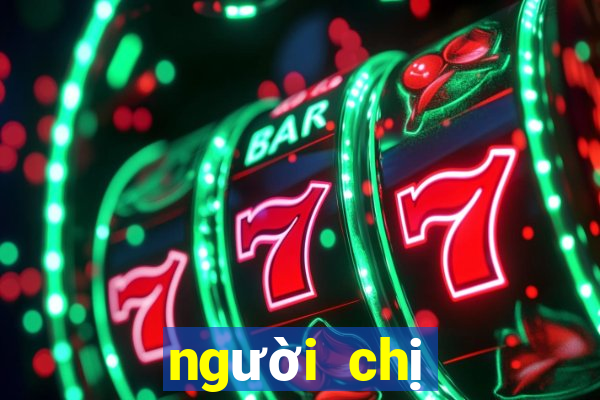 người chị đang chơi game bị em đòi máy