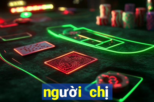 người chị đang chơi game bị em đòi máy