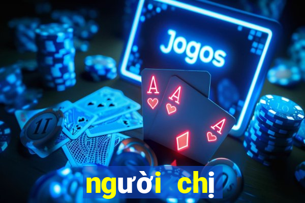 người chị đang chơi game bị em đòi máy