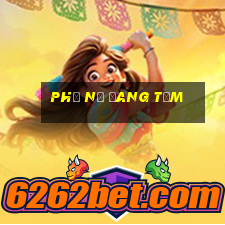 phụ nữ đang tắm